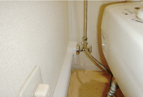 分岐させた配管を、露出配管でトイレの止水栓へ繋ぐ